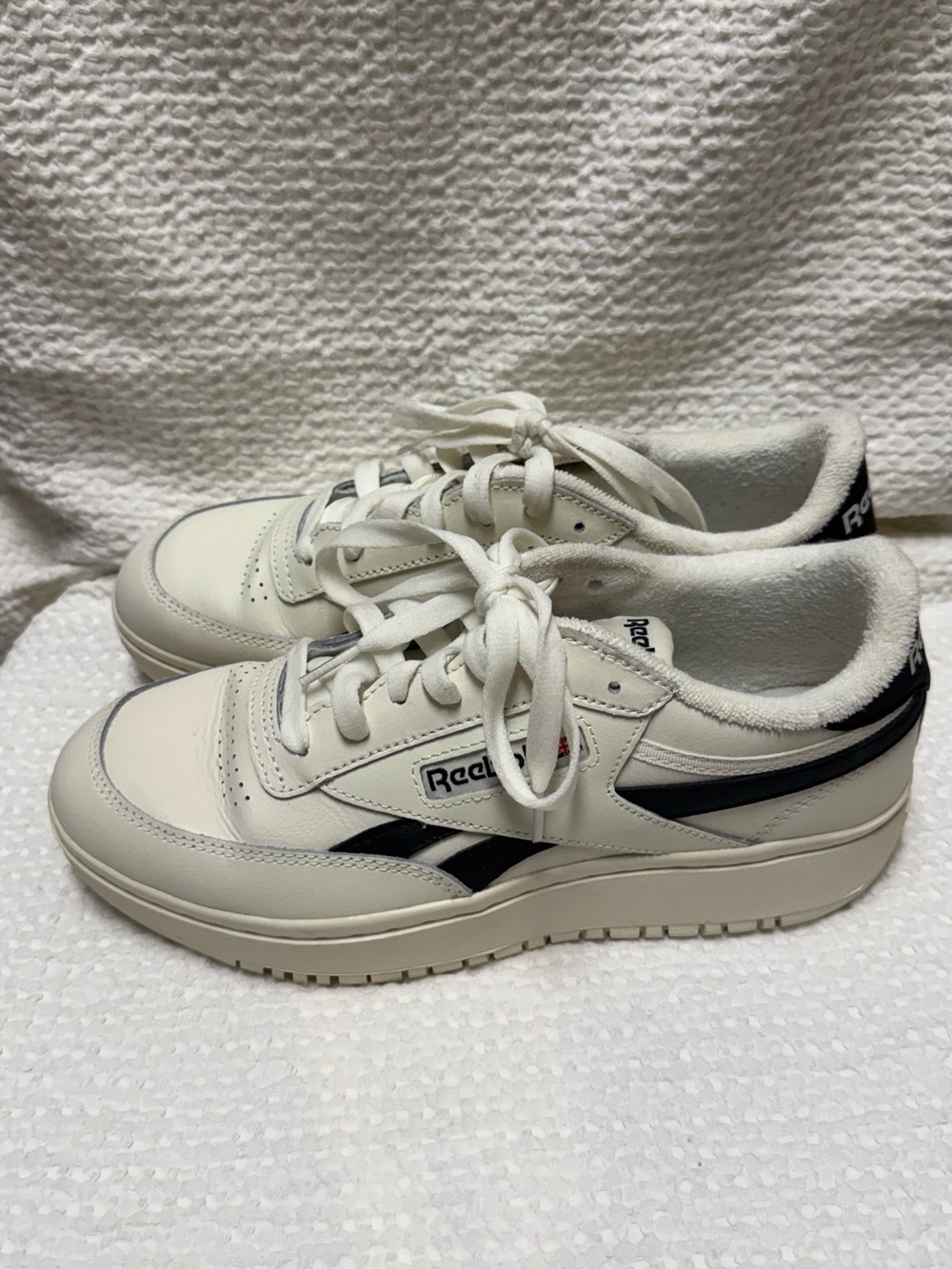 Reebok | Off-White Leather Low Top Sneakers | Black Accent | Women's 8